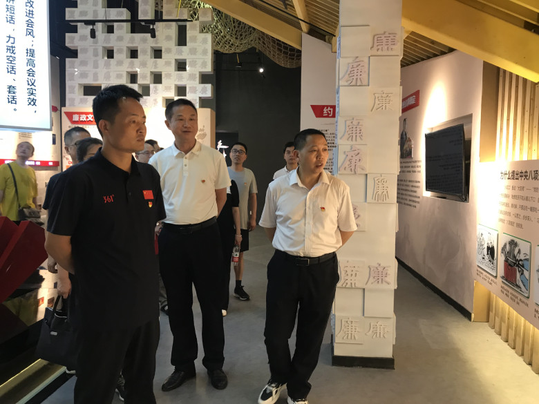 全体支部党员干部参观廉政文化教育展厅.jpg