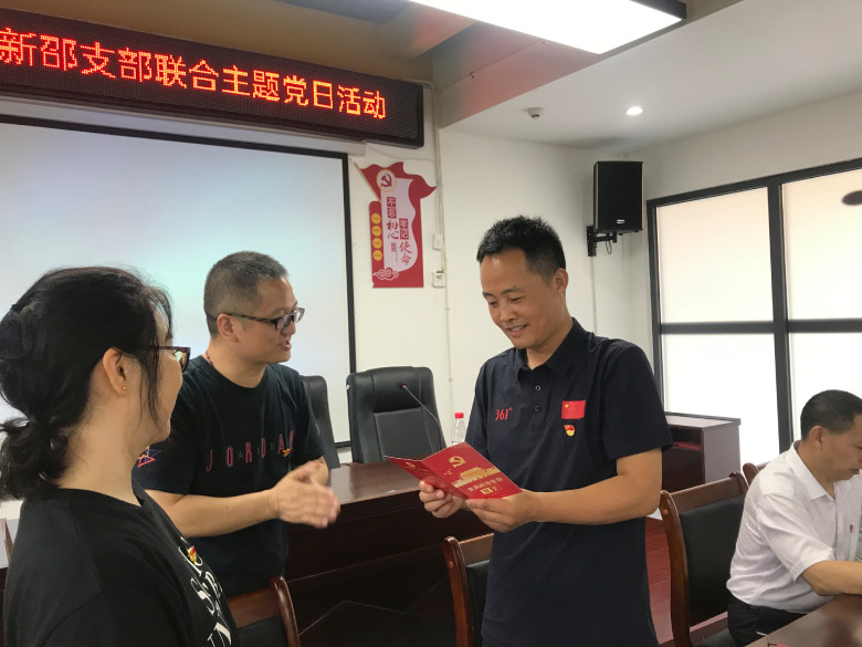 呙学英为梁东海过党员生日.jpg