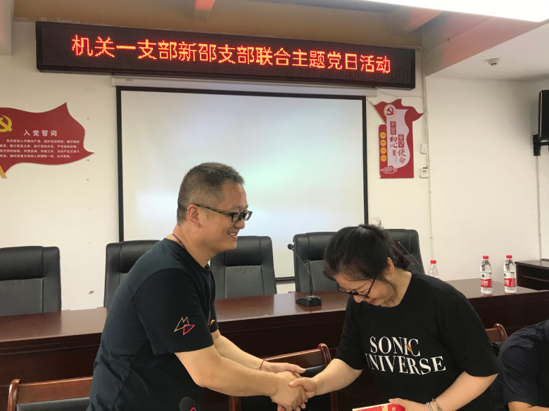 呙学英为陶邵新过党员生日.jpg