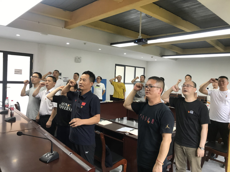 中心党委书记梁东海带领带领全体党员重温入党誓词.jpg