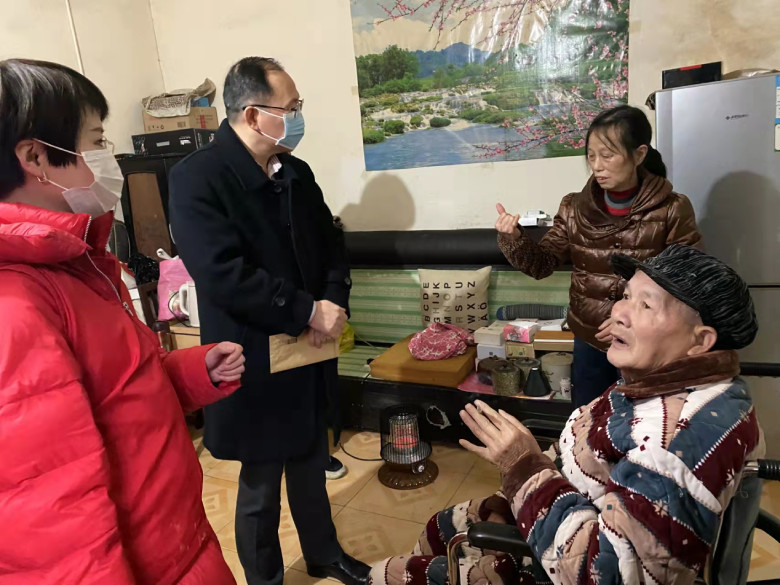 中心党委书记蒋小燕上门走访慰问困难群众.jpg
