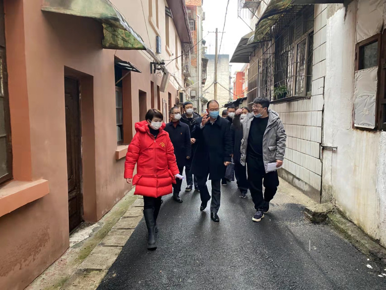 中心党委书记蒋小燕带领志愿者上街走访.jpg