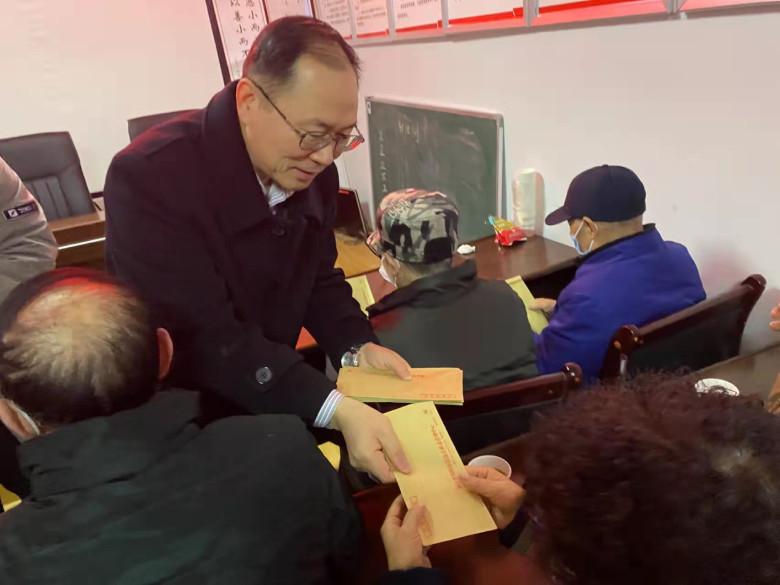 中心党委书记蒋小燕现场慰问困难群众.jpg