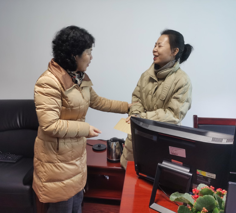 中心党委委员、副主任江学军与困难党员亲切交谈.jpg
