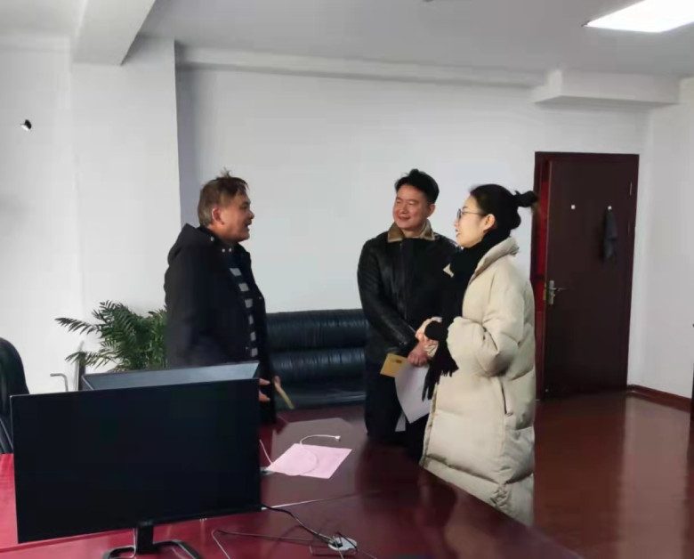 工会主席罗韬，副主席陈乐毅慰问困难职工.jpg