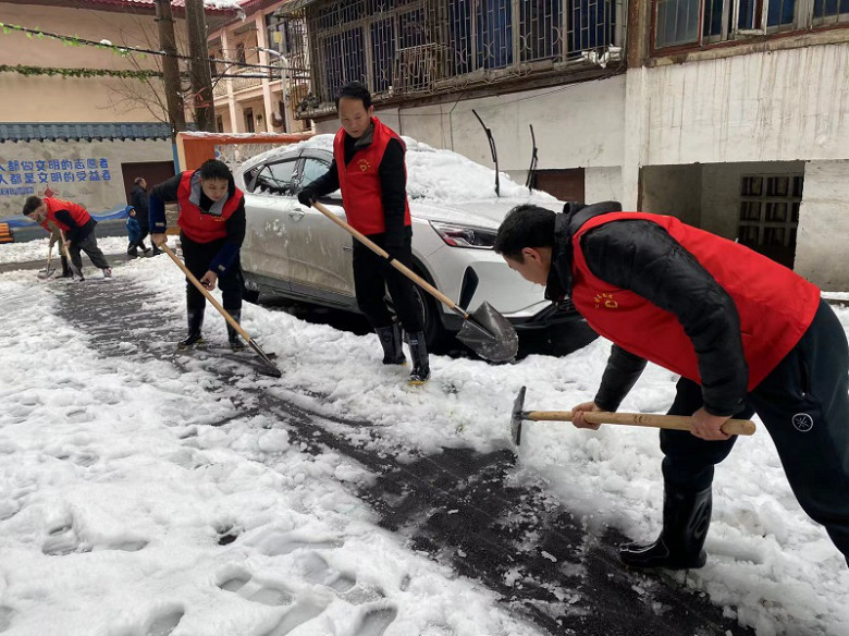 中心志愿者在大安街社区街道铲雪.jpg