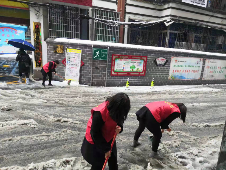 绥宁县管理部志愿者铲雪.jpg