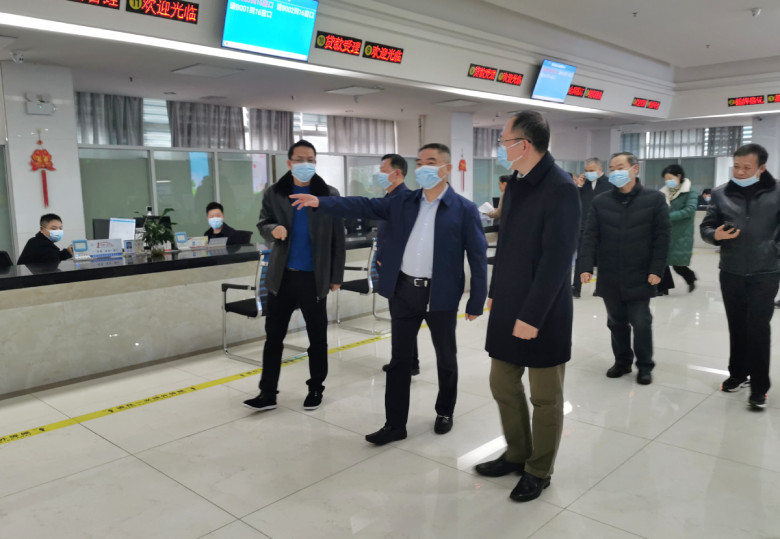 王永红一行参观服务大厅1.jpg