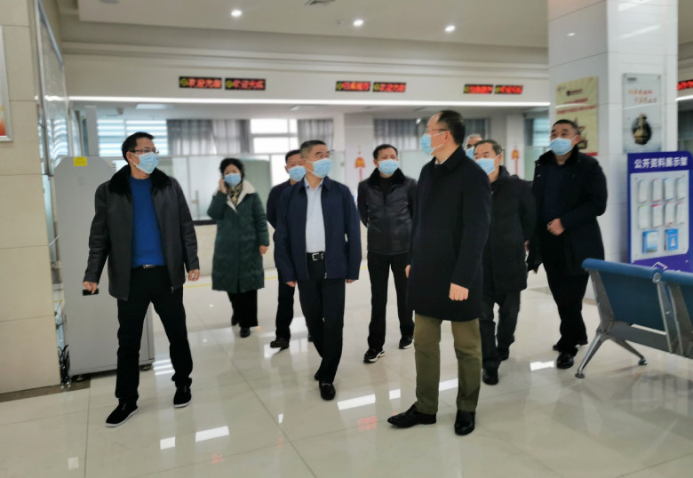 王永红一行参观服务大厅2.jpg