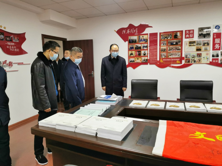 王永红一行参观文化展示中心.jpg