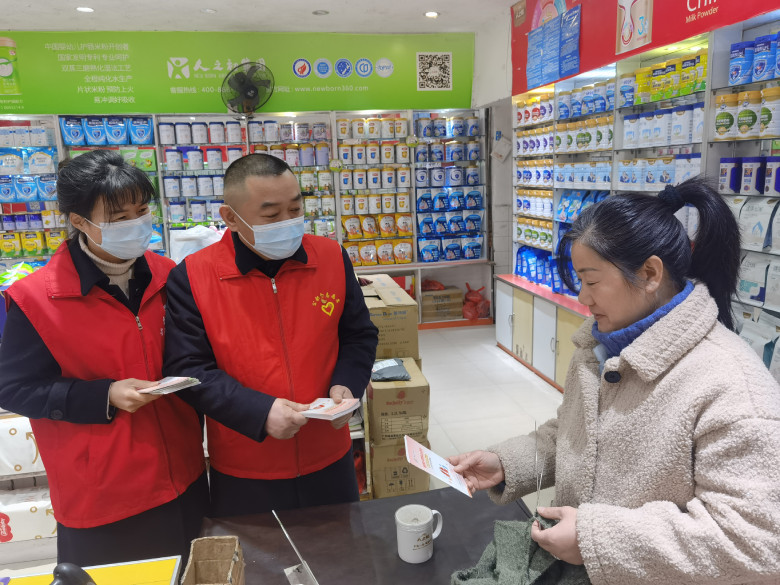 志愿者门向居民发放宣传手册.jpg