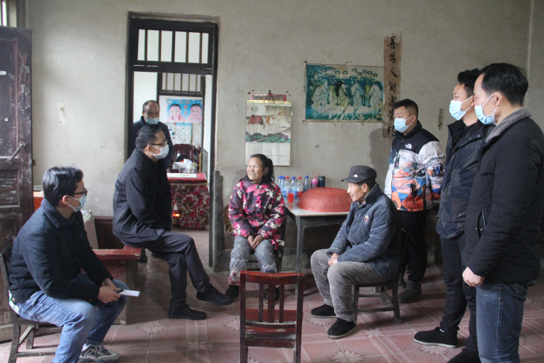 中心主任王瑞虎上门慰问走访困难群众2.jpg