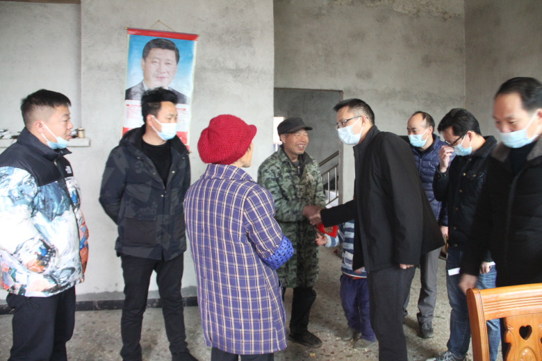 中心主任王瑞虎上门慰问走访困难群众3.jpg