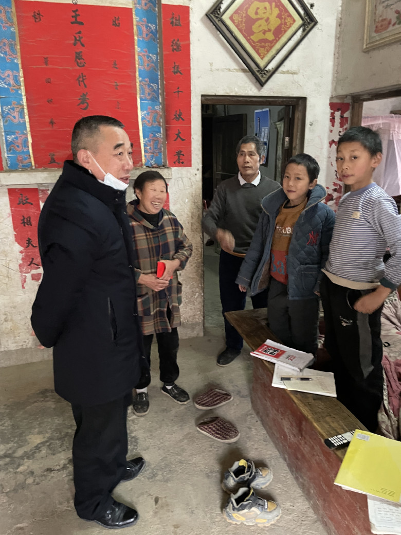 中心党委委员、副主任柳明上门慰问看望困难群众.jpg