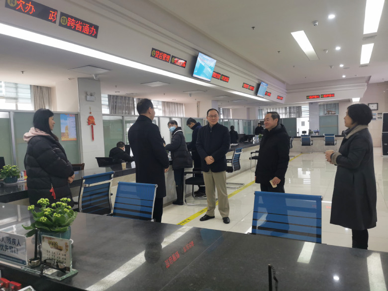 蒋小燕在城区管理部调研.jpg