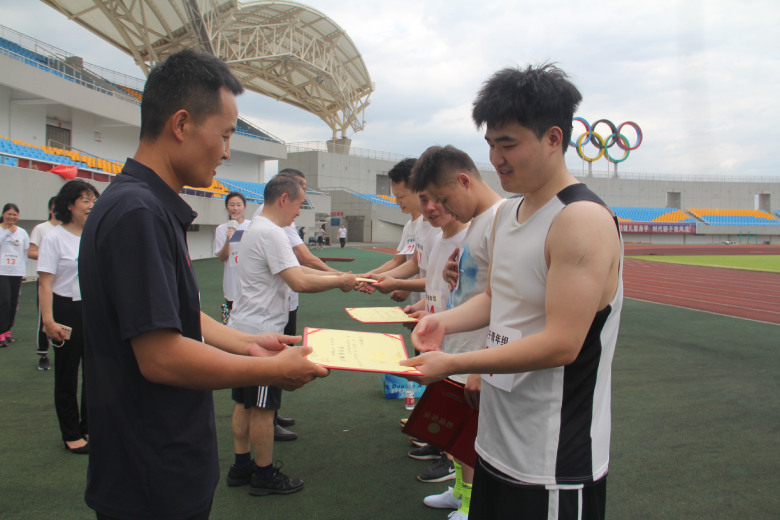 中心党委书记梁东海为获奖职工颁发奖状.jpg