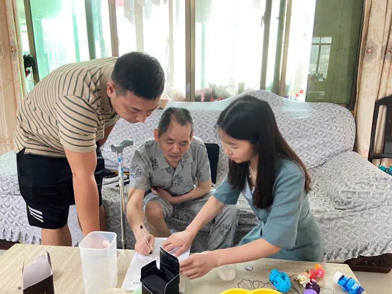 邵阳县管理部职工上门为群众服务.jpg