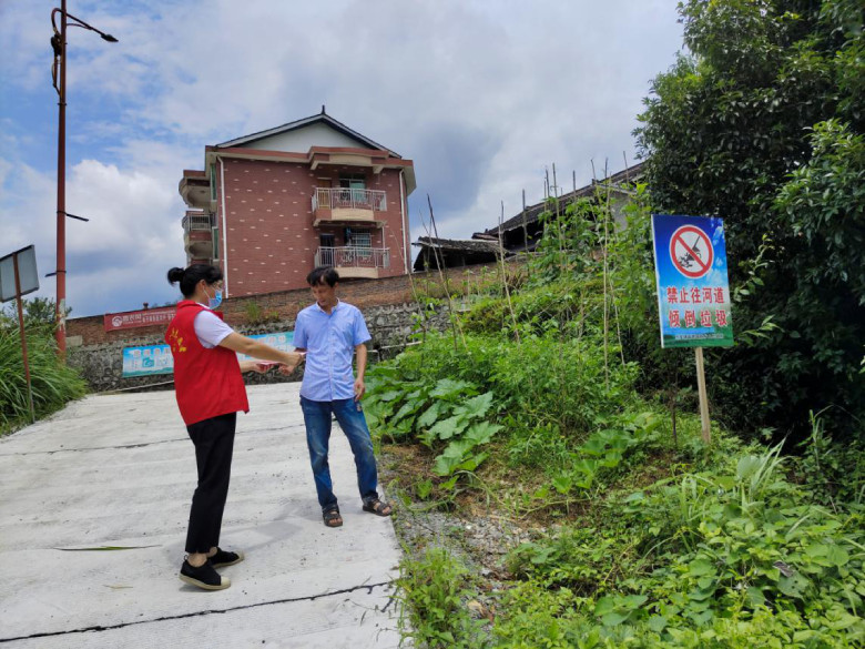 向村民宣传垃圾分类知识.jpg