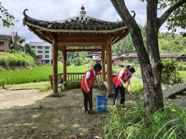 清扫大冻村河道.jpg